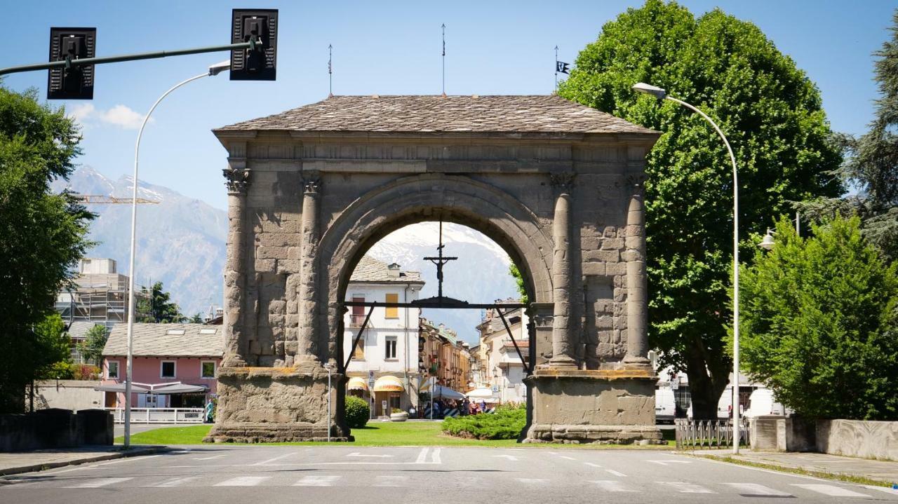 Nuovo Appartamento In Centro Con Posto Auto Incluso Aoste Extérieur photo